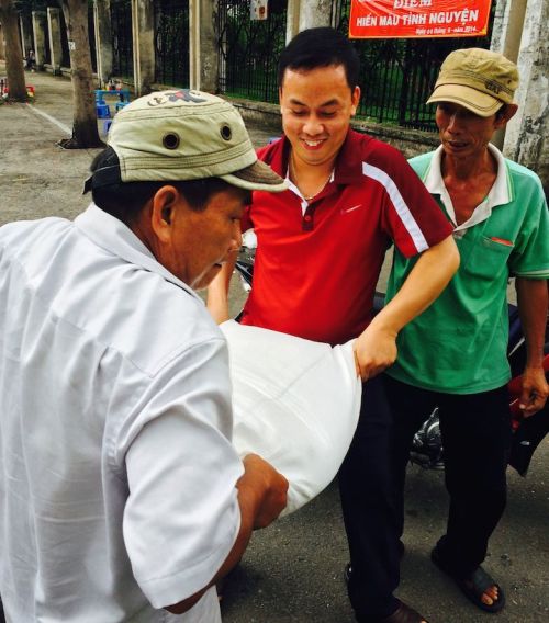 Receiving rice for the student community.