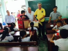 Fr. Rino and Fr. Tom hand out lunch