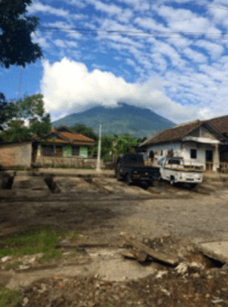 Looking at the mountain from a Gisting neighborhood