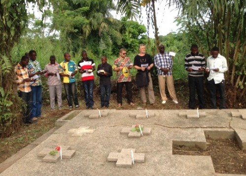 SCJs pray at the tomb of the martyrs in Kisangani.