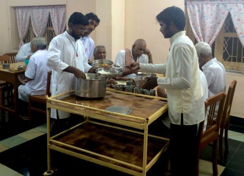Students serve the seniors their meal
